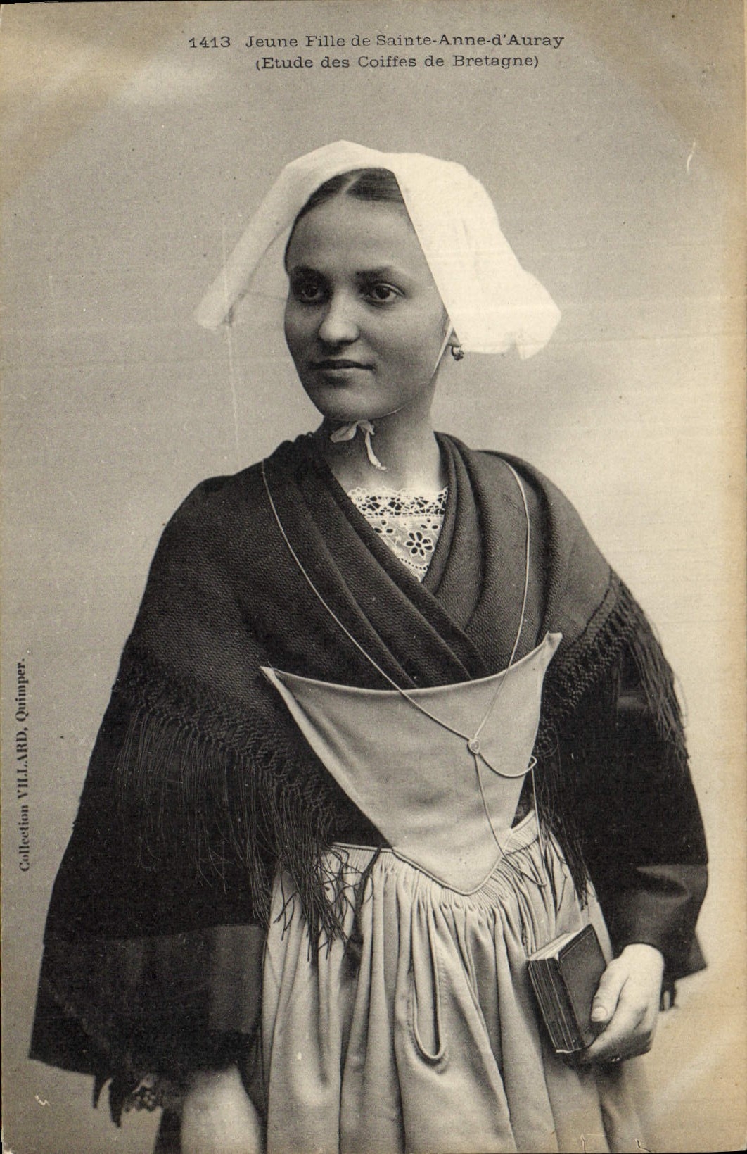CPA Folklore Jeune fille de Sainte Anne d'Auray