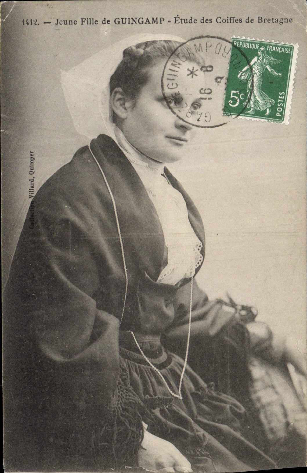 CPA Folklore Jeune fille de Guingamp