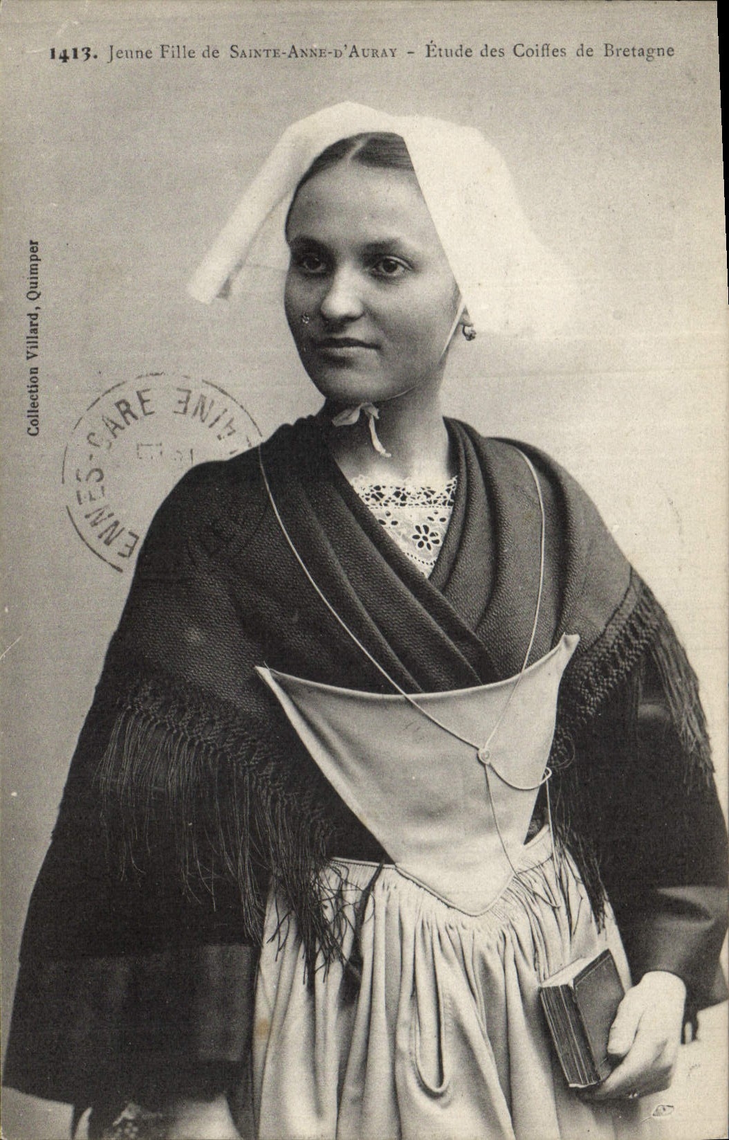 CPA Folklore Jeune fille de Sainte Anne d'Auray