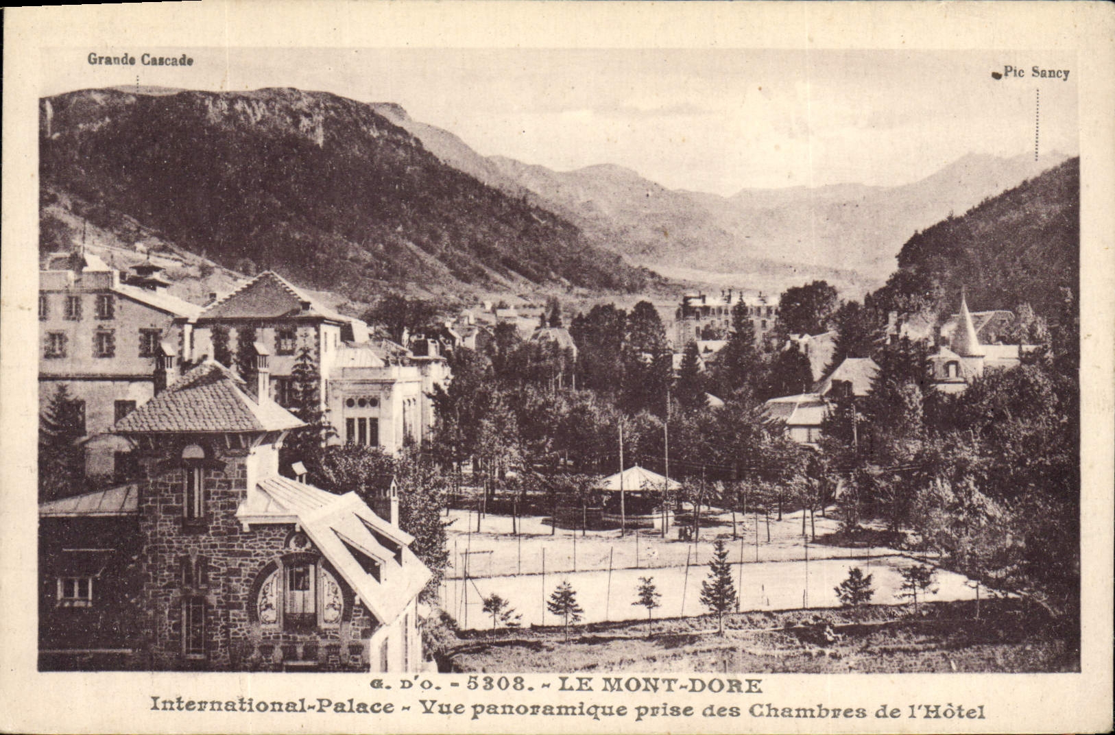Le Mont-Dore — Vue panoramique prise des chambres de l'Hôtel International-Palace — J. Gouttefanges, P.-de-D.