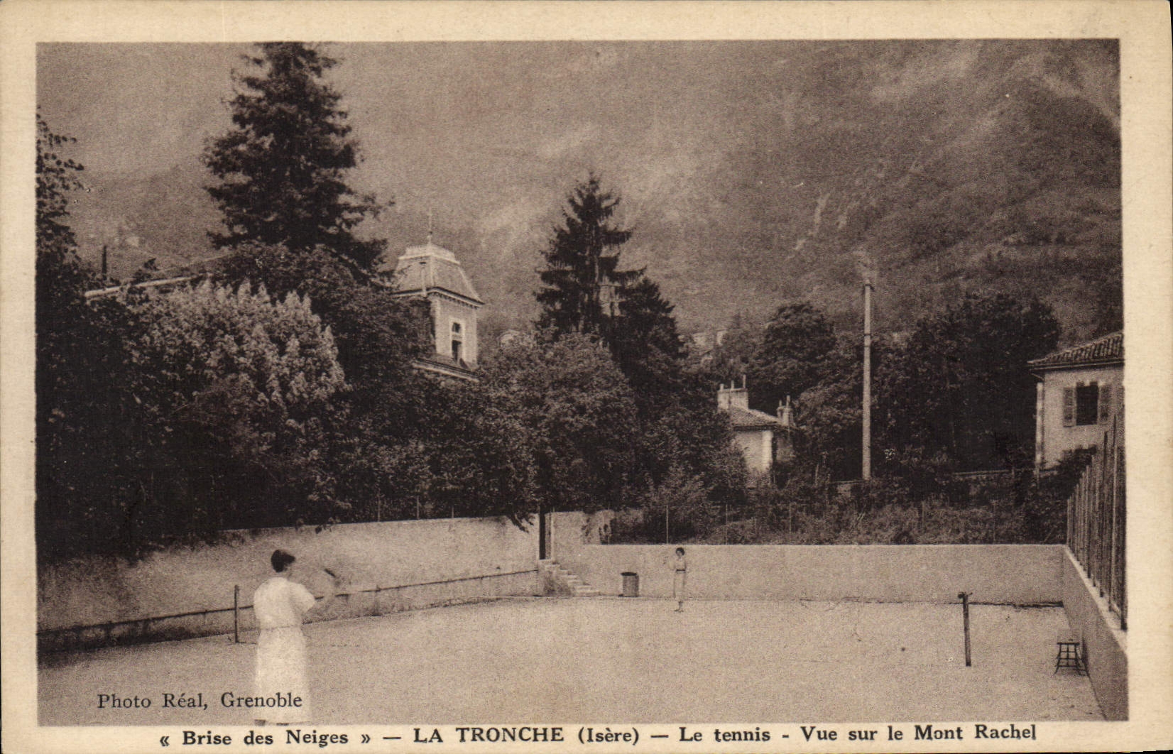 Le tennis - Vue sur le Mont Rachel — Brise des Neiges, La Tronche (Isère) — Photo Réal, Grenoble