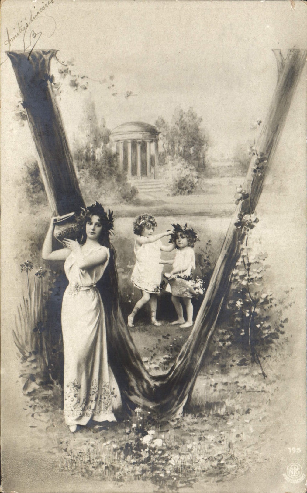 Femme et deux enfants dans un décor de jardin — Annie L. Laccarès — n° 195