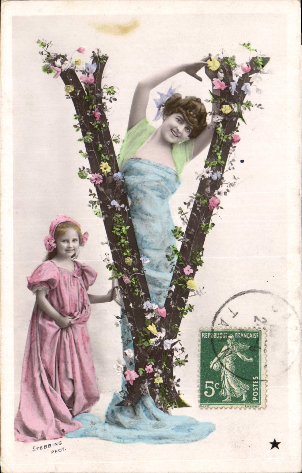 Femme et enfant devant une lettre décorée de fleurs — Stebbing Phot. — Éditeur : Cartes Postales 'ÉTOILE' Paris