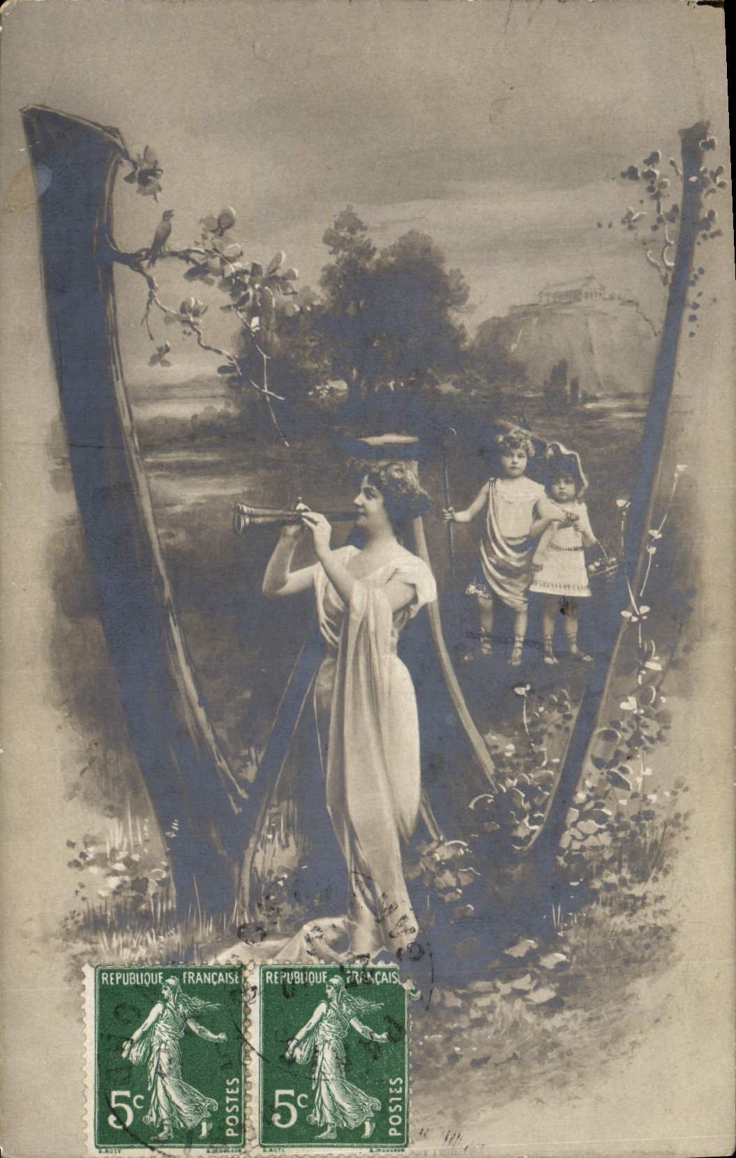 Femme jouant du cor et deux enfants — scène mythologique — éditeur inconnu, n° de série non visible