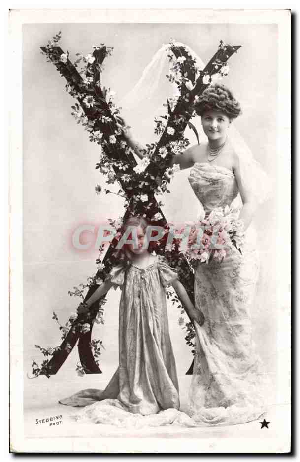 Jeune mariée et enfant — devant un décor floral en forme de X — Stebbing Phot.