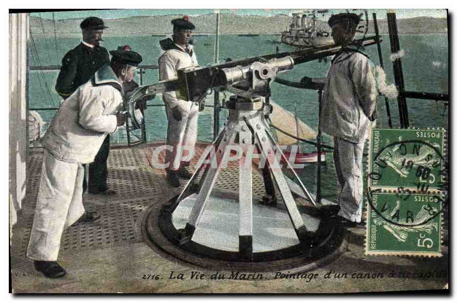 CPA Militaria La vie du marin Pointage d'un canon a tir rapide