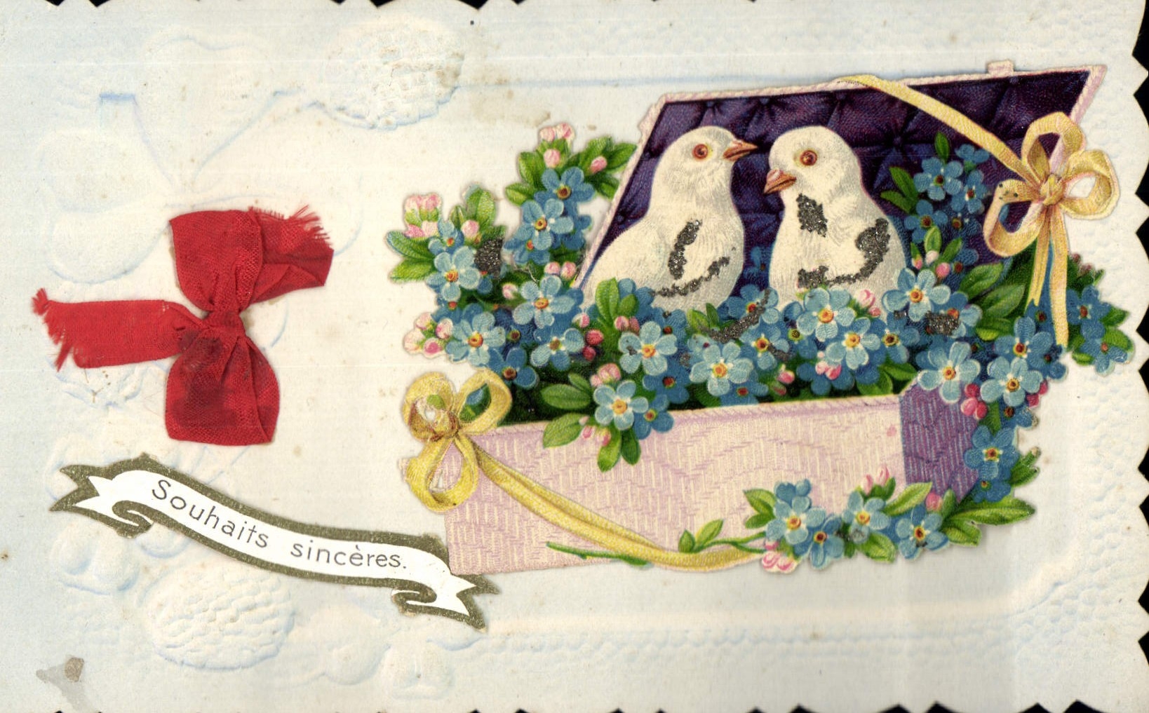 Deux oiseaux blancs dans un panier fleuri — Souhaits sincères — Carte postale