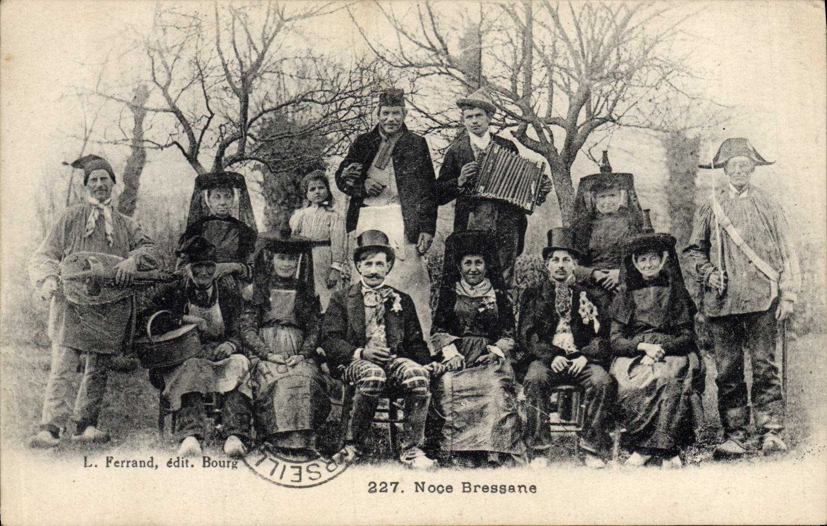 CPA Folklore Noce Bressane Accordeon 