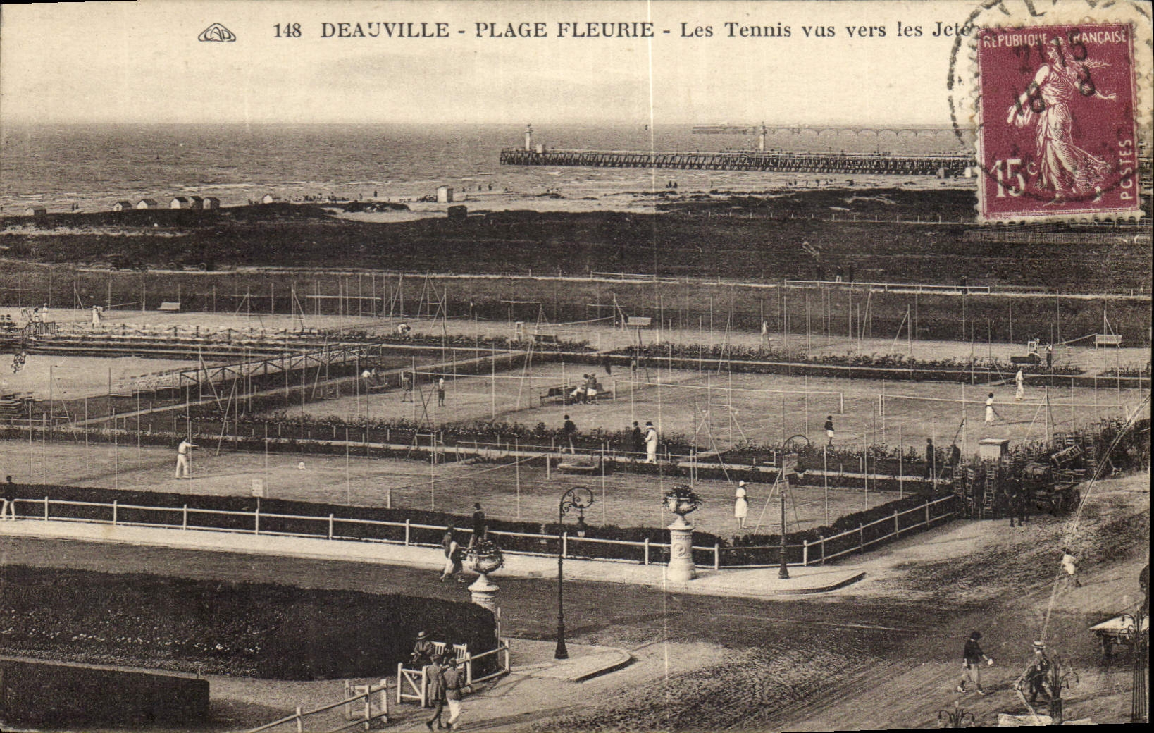 Deauville - Plage Fleurie - Les Tennis vas vers les Jete
