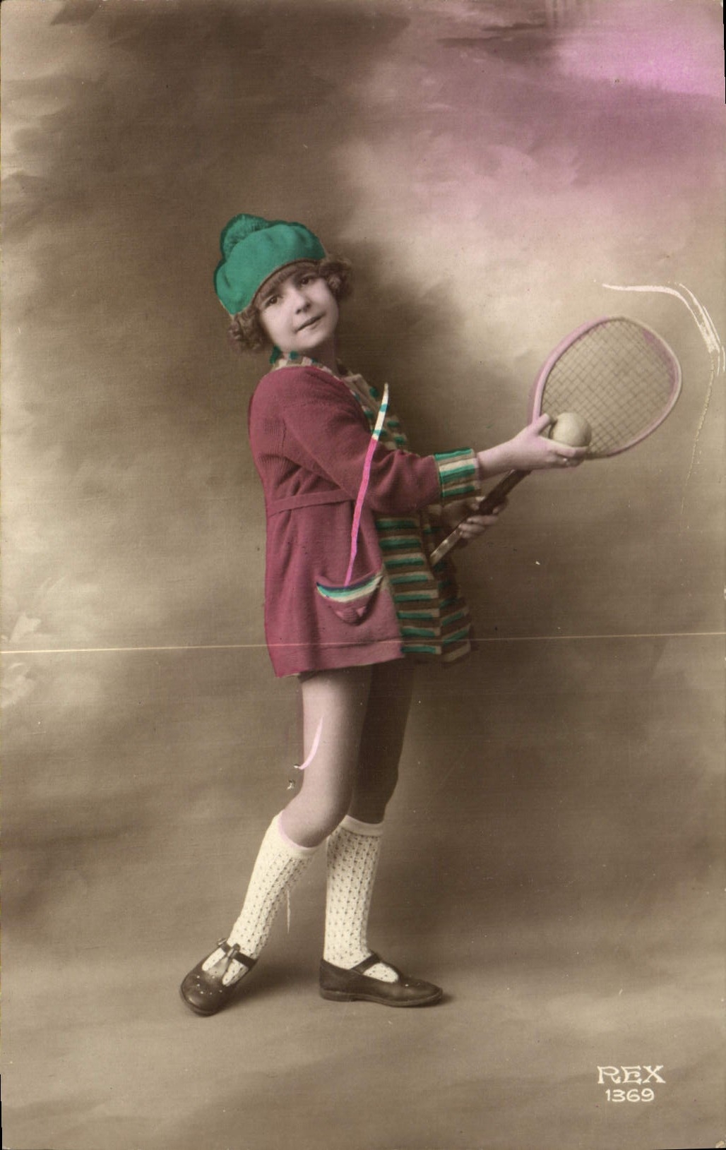 Fille en tenue de tennis — REX 1369 — Studio REX