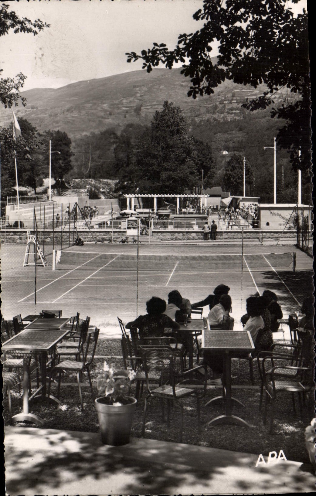 Le Parc d'Espagne à Ax-les-Thermes — Tennis et piscine — éditeur APA