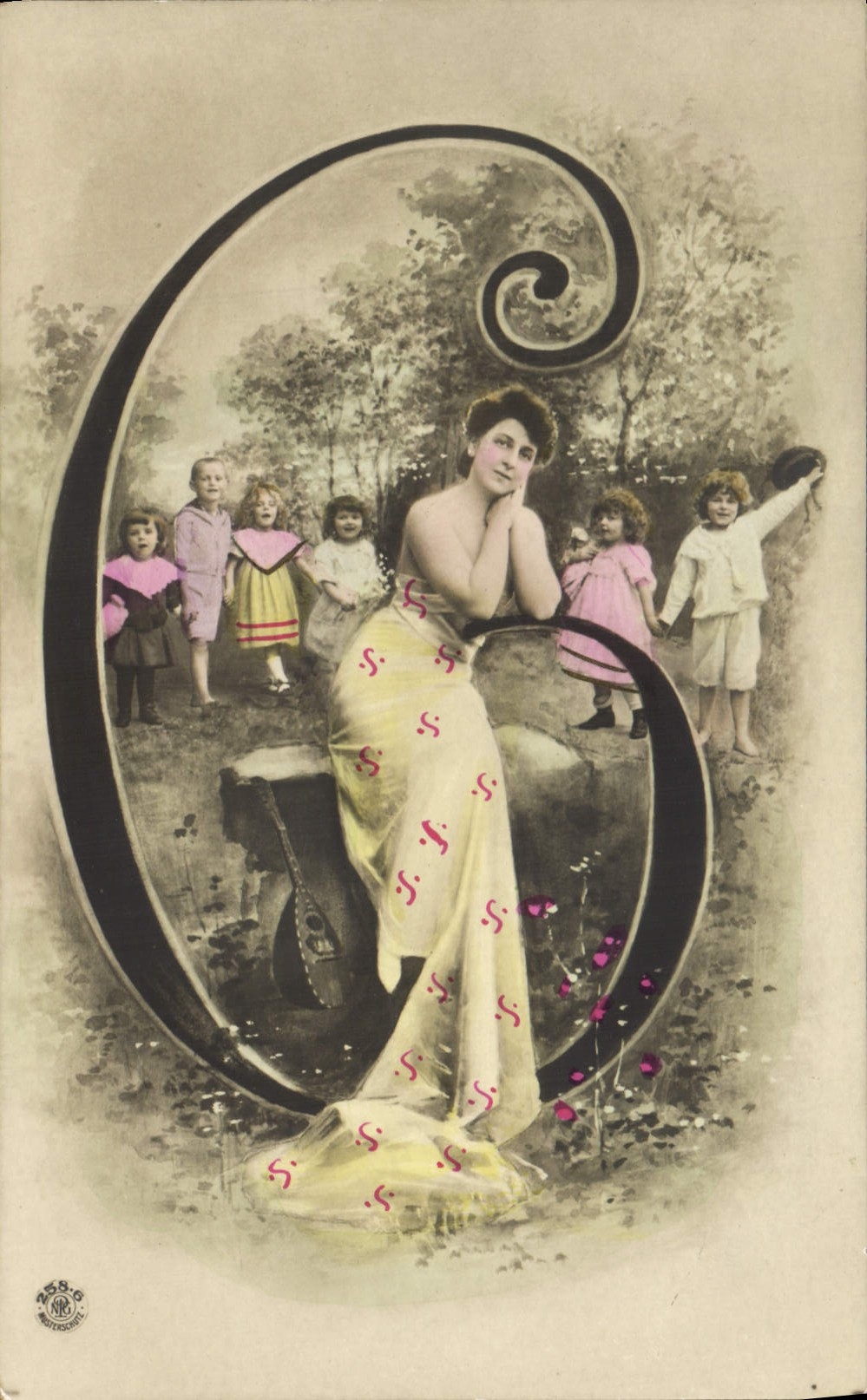 Femme et enfants dans un décor de lettre O — éditeur CPAPHIL, n° 2658