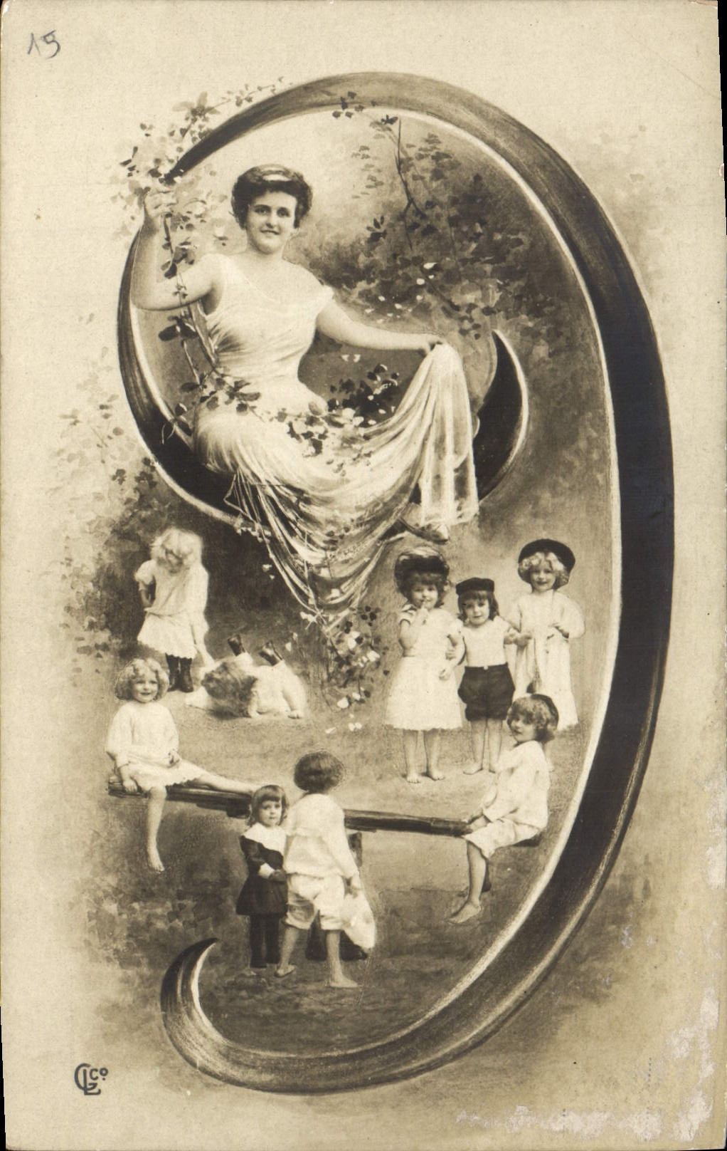 Femme assise dans un cadre ovale entourée d'enfants — éditeur CCo, n° 15