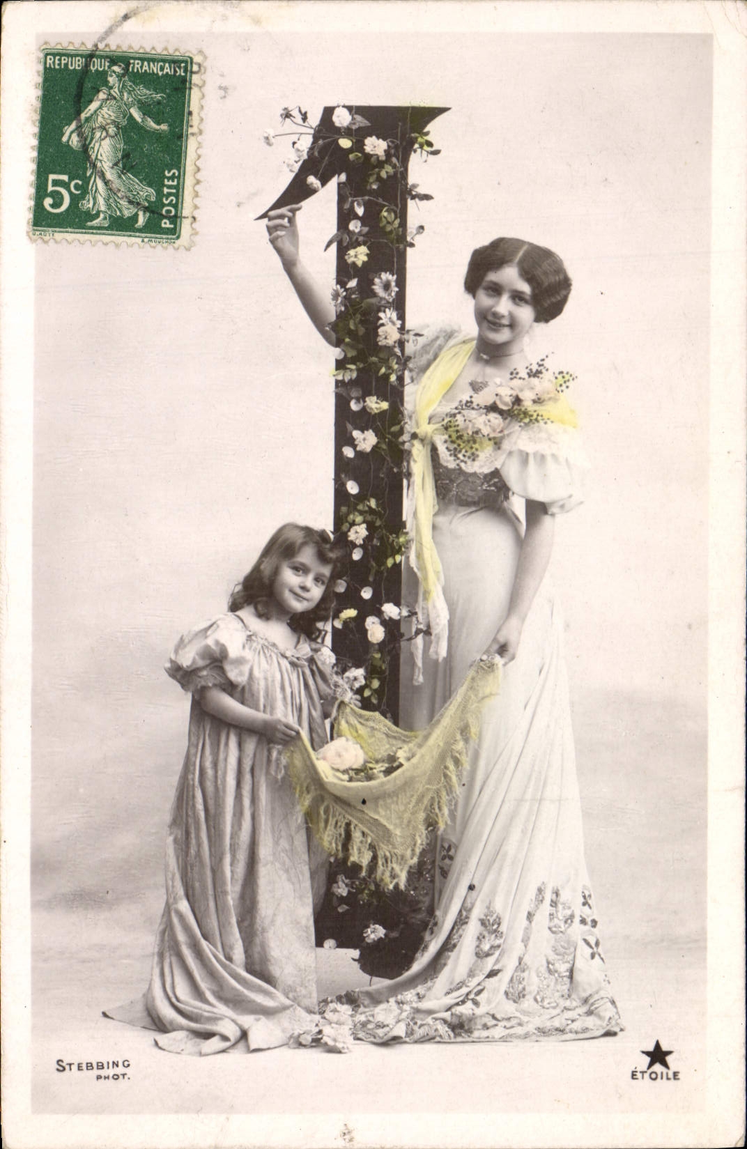 Femme et enfant devant une lettre décorée — Stebbing Phot. — Étoile