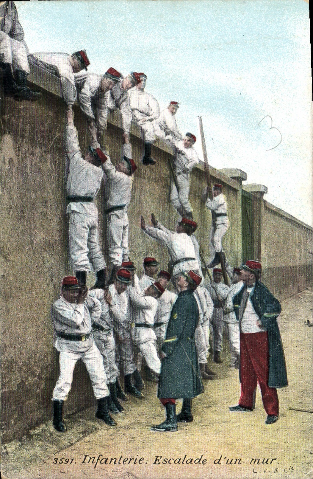 CPA Militaria Infanterie Escalade d'un mur
