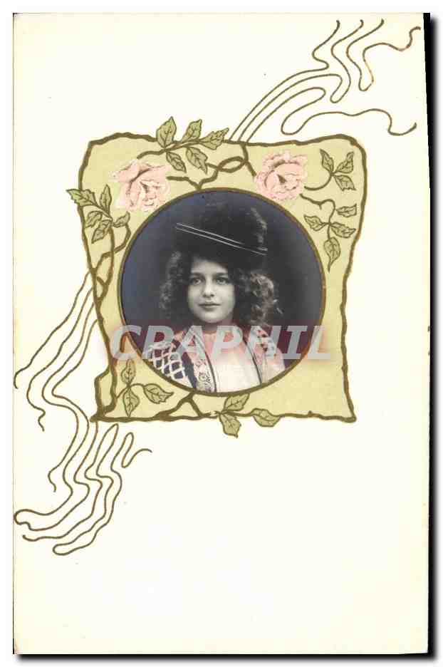 Jeune femme en chapeau — portrait encadré — carte postale multilingue