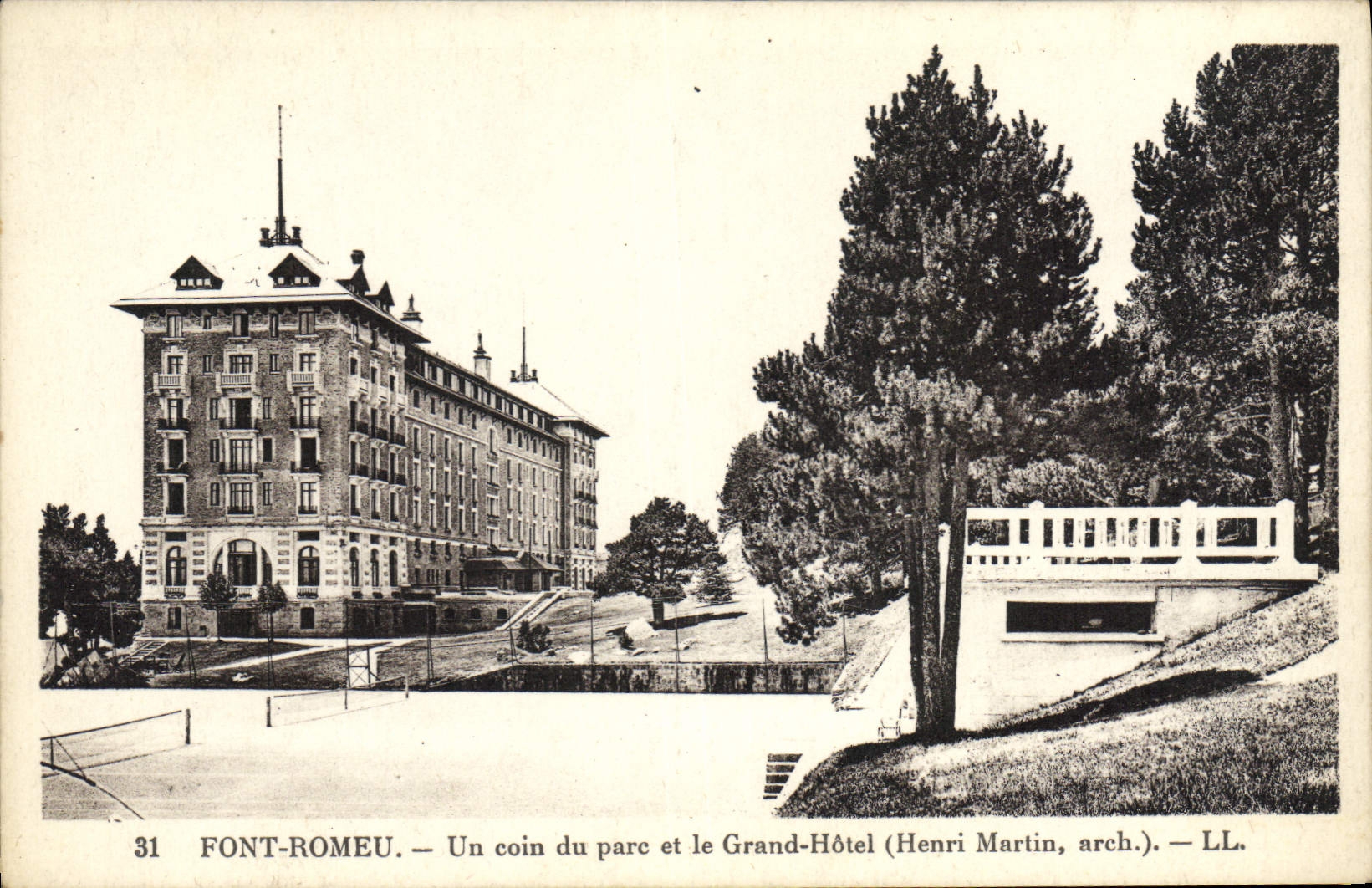 Font-Romeu — Un coin du parc et le Grand-Hôtel (Henri Martin, arch.) — LL.