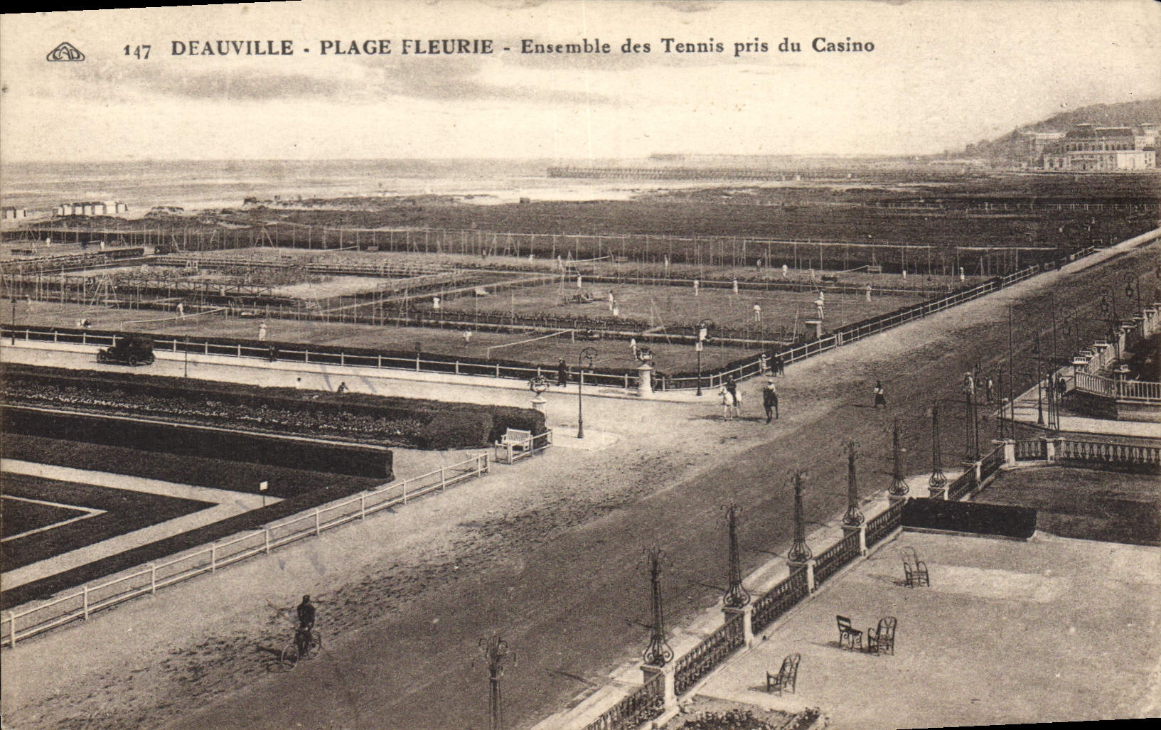 Deauville - Plage Fleurie - Ensemble des Tennis pris du Casino