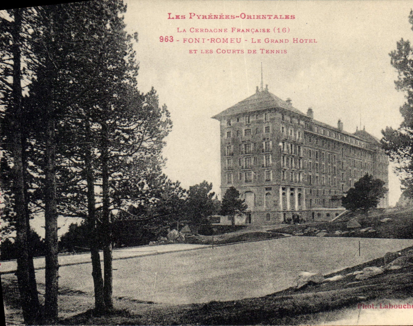 Font-Romeu - Le Grand Hotel et les courts de tennis — Les Pyrénées-Orientales, France (16) — Phot. Labouche
