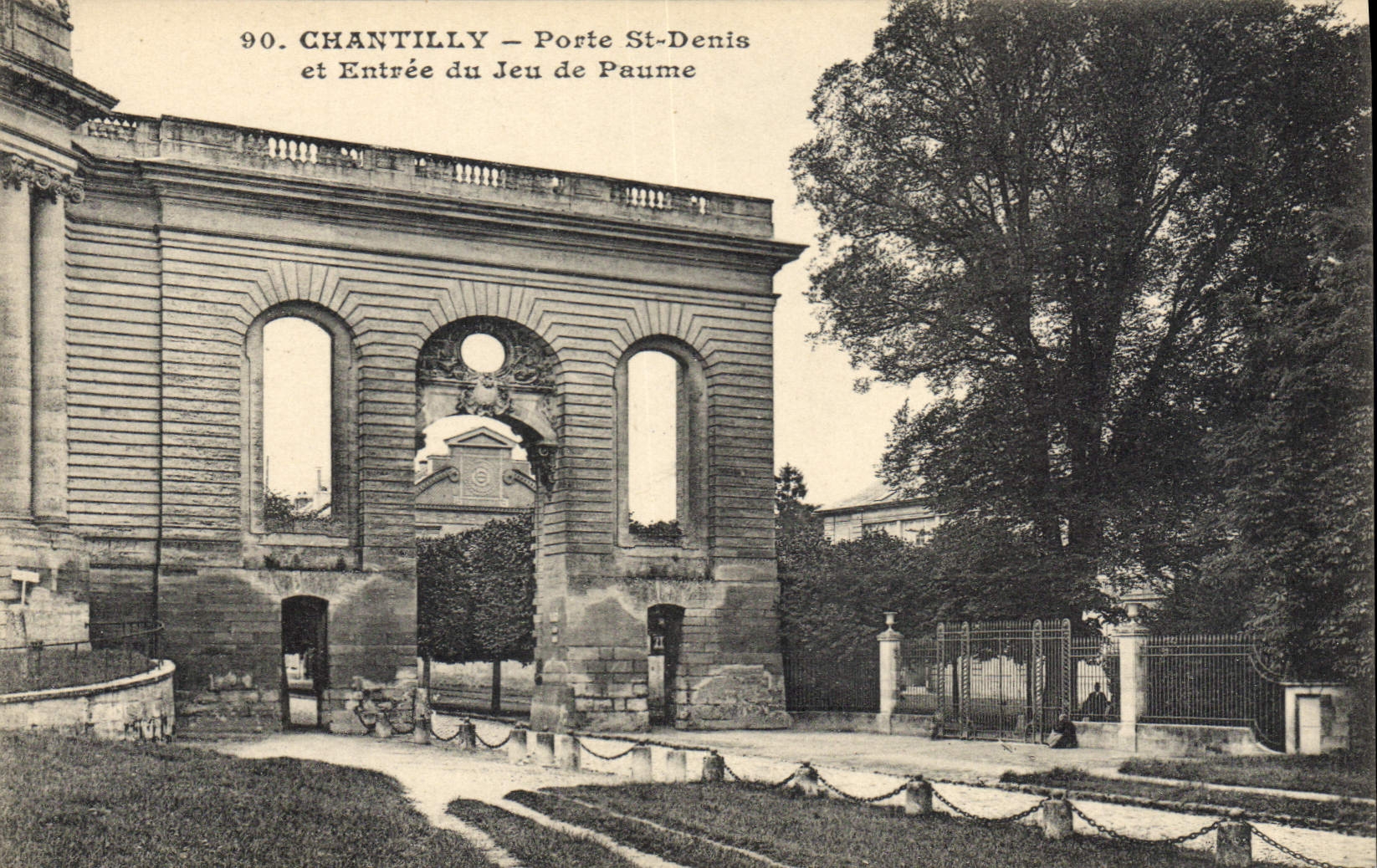 Chantilly — Porte Saint-Denis et Entrée du Jeu de Paume