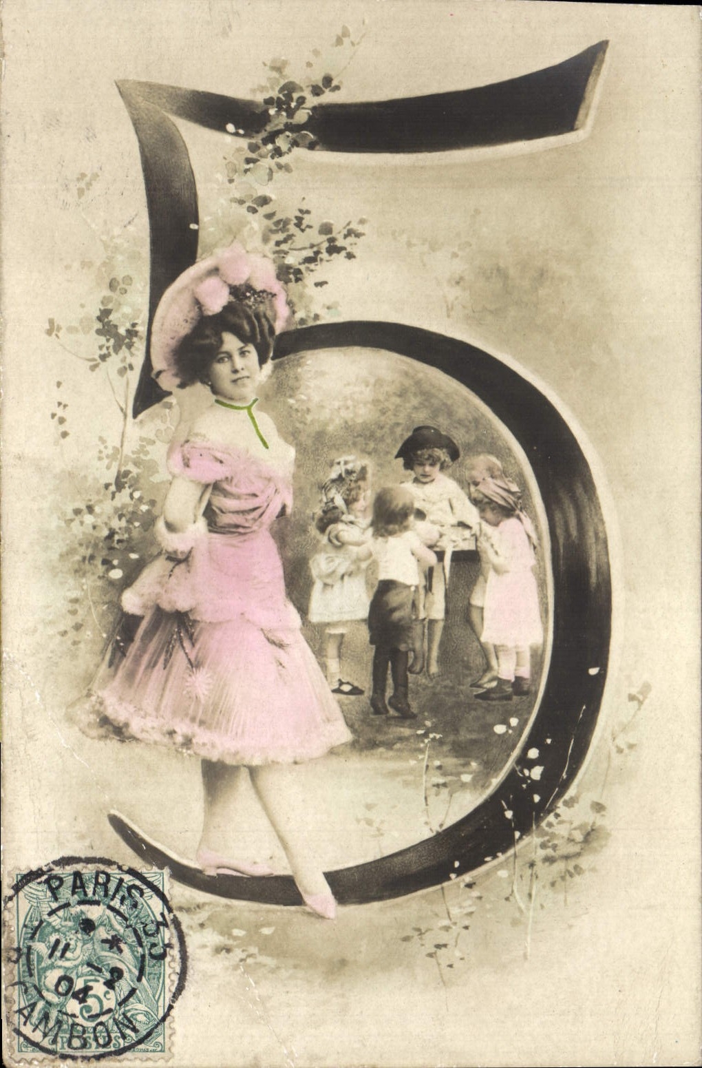 Paris — Carte postale illustrée avec une femme en robe rose et enfants dans un grand 'D' — éditée par Amboin