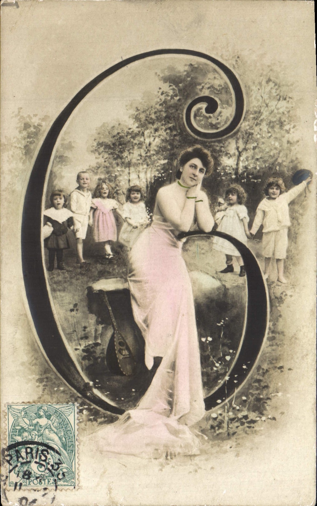 Femme en robe rose et enfants dans un décor de forêt — Paris — Éditeur inconnu, n° de série non visible