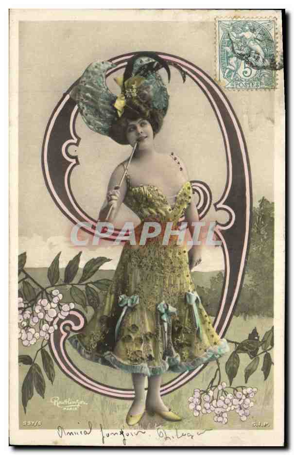 Femme en robe jaune et chapeau décoratif — Amélie Longquin — éditée par Ph. Léger, Paris