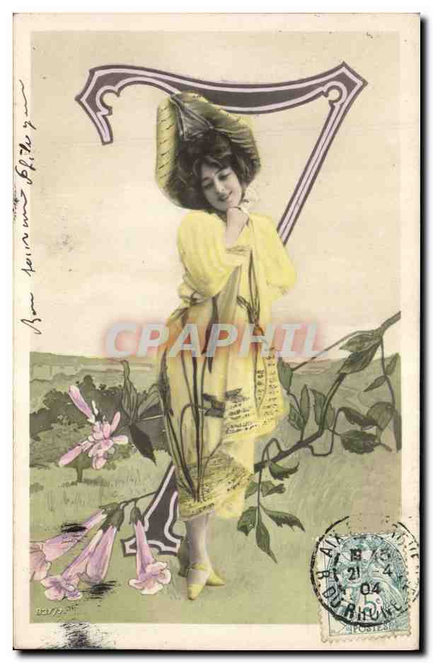 Femme en robe jaune et chapeau — décor floral et grand chiffre 7 — éditeur non visible
