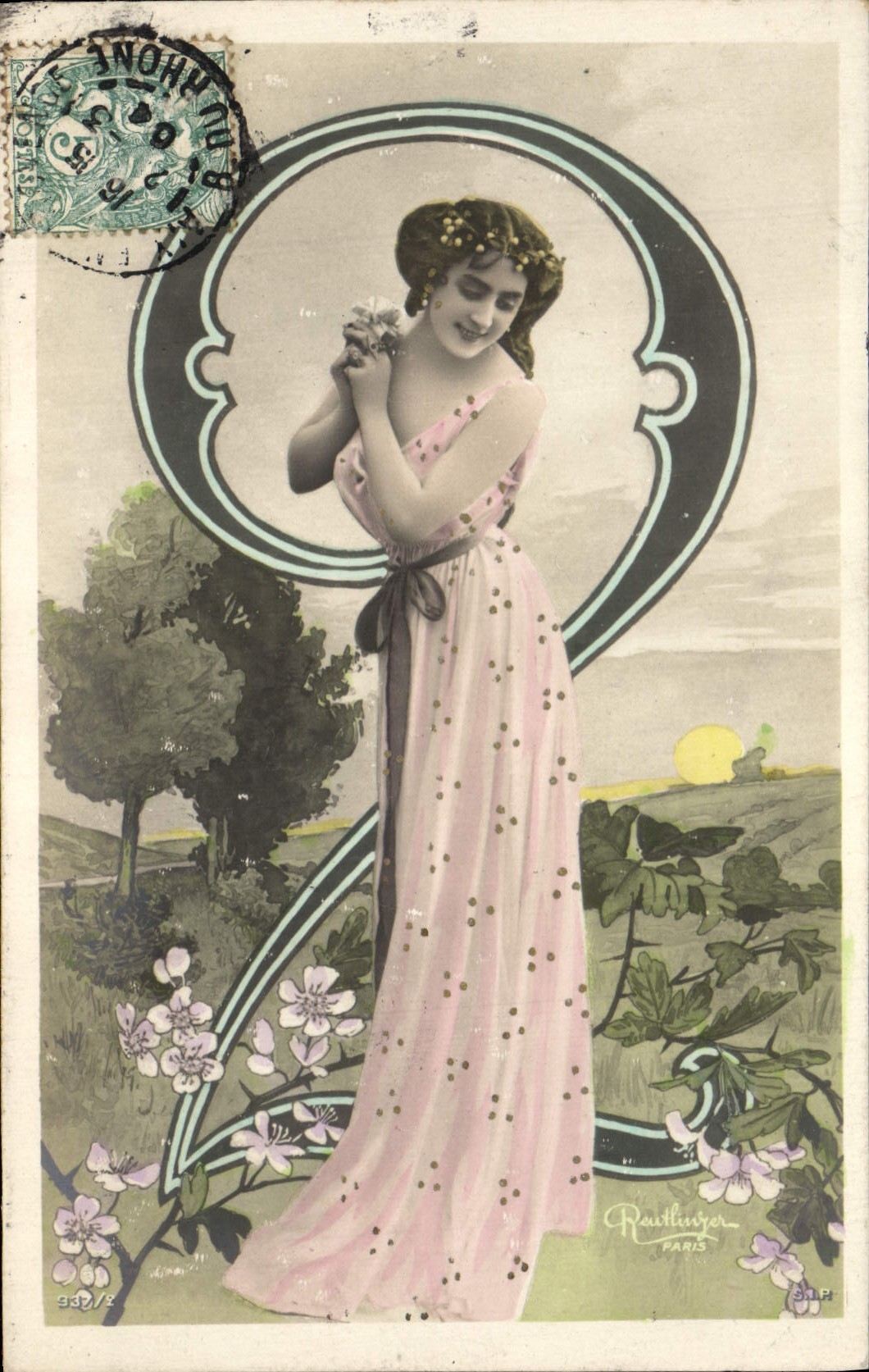 Jeune femme en robe rose — décor floral et paysage — éditeur Rautlinger, Paris, n° 314