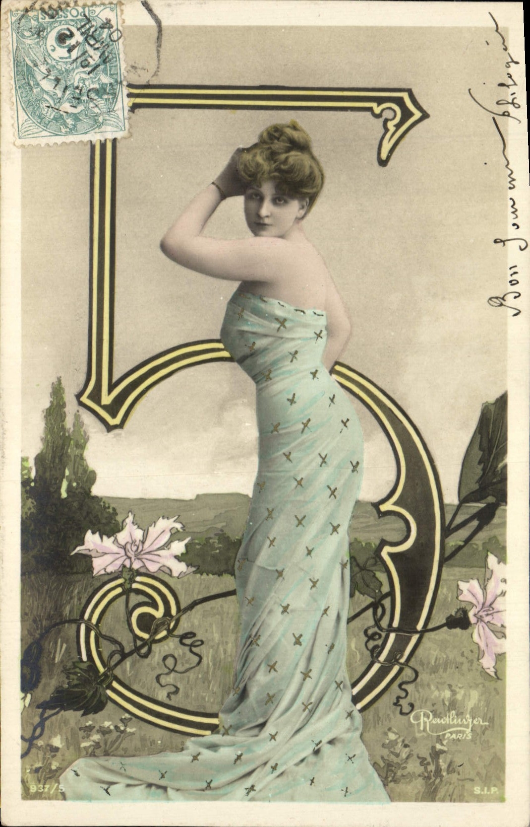 Femme en robe bleue — décor Art nouveau — éditeur R. Roullauger, Paris, n° 937/5
