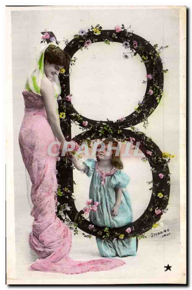 Femme et enfant devant un grand chiffre 8 décoré de fleurs — Stebbing Phot.