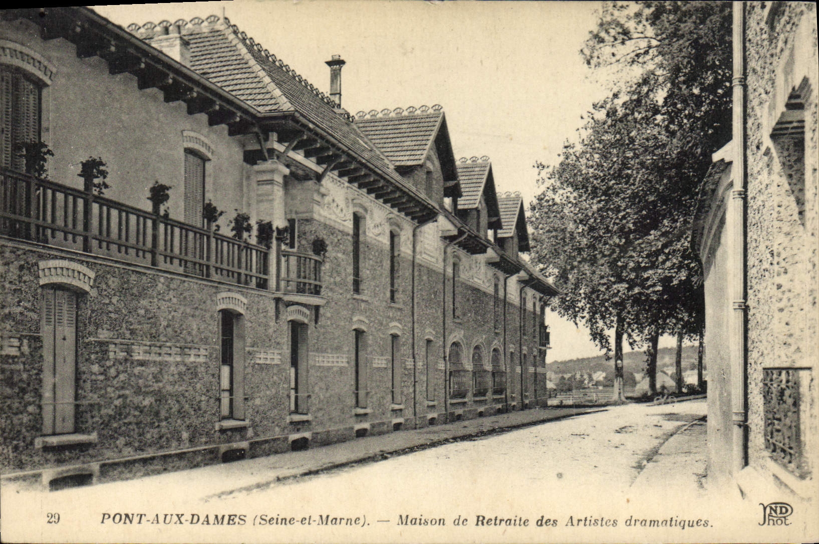 Most Dams (Seine-et-Marne) — Dom Spoczynku Dramatycznych Artystów.