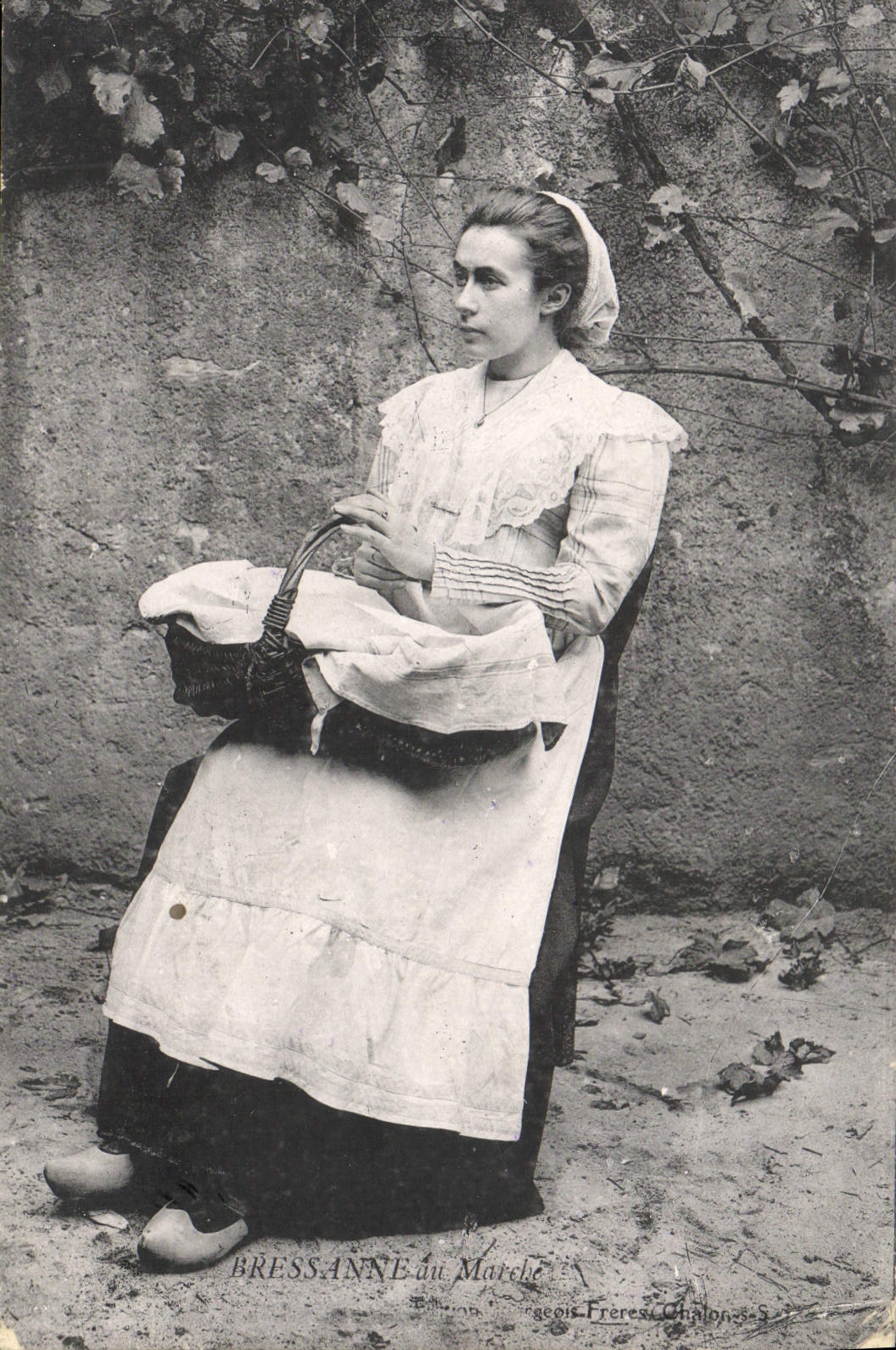 CPA Folklore Bressanne au marche 