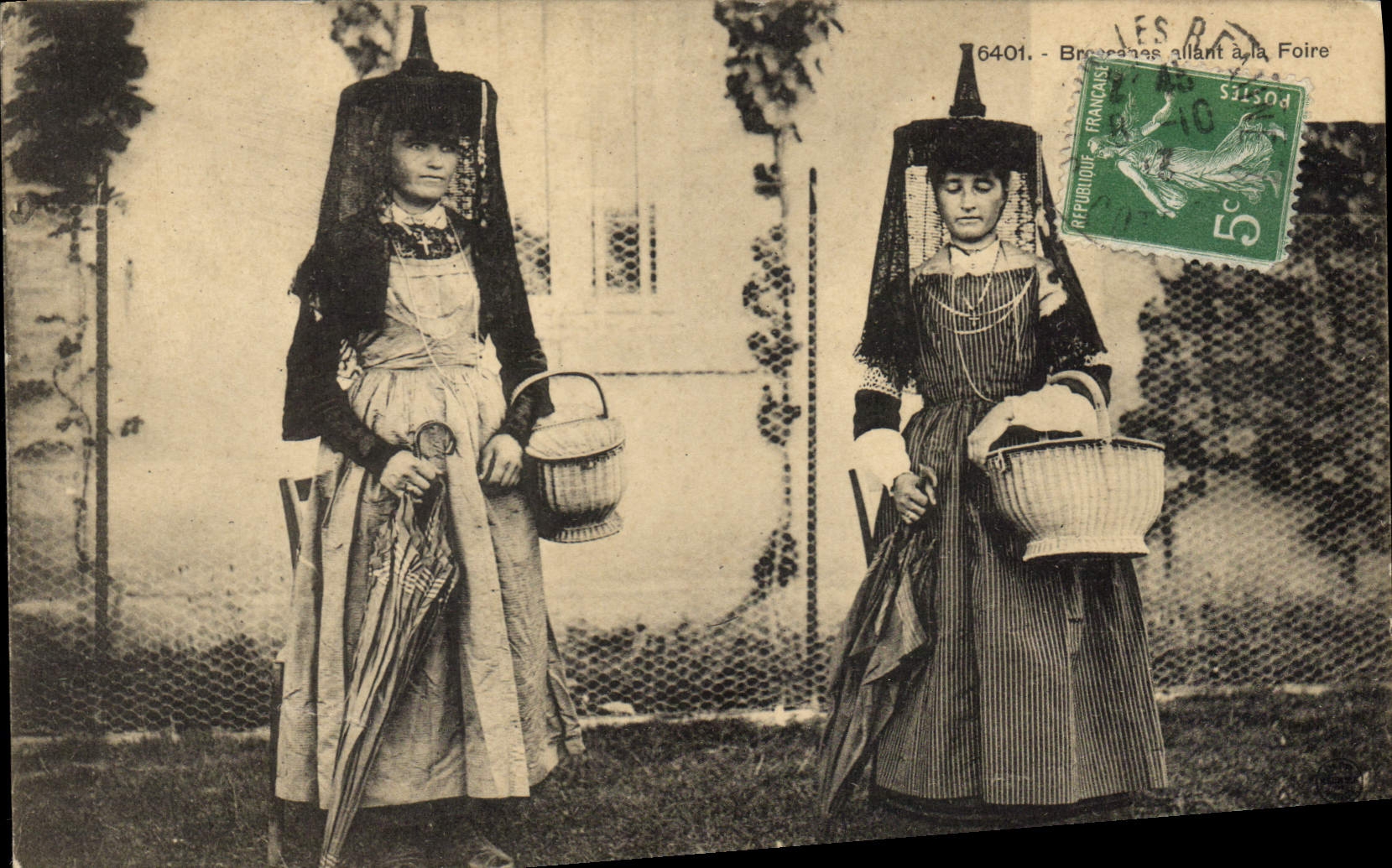 CPA Folklore Bressanes allant a la foire 