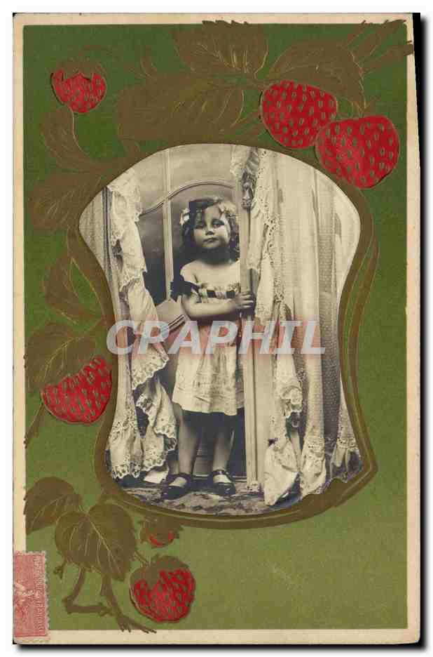 Niña en un fondo de fresas — editor no visible