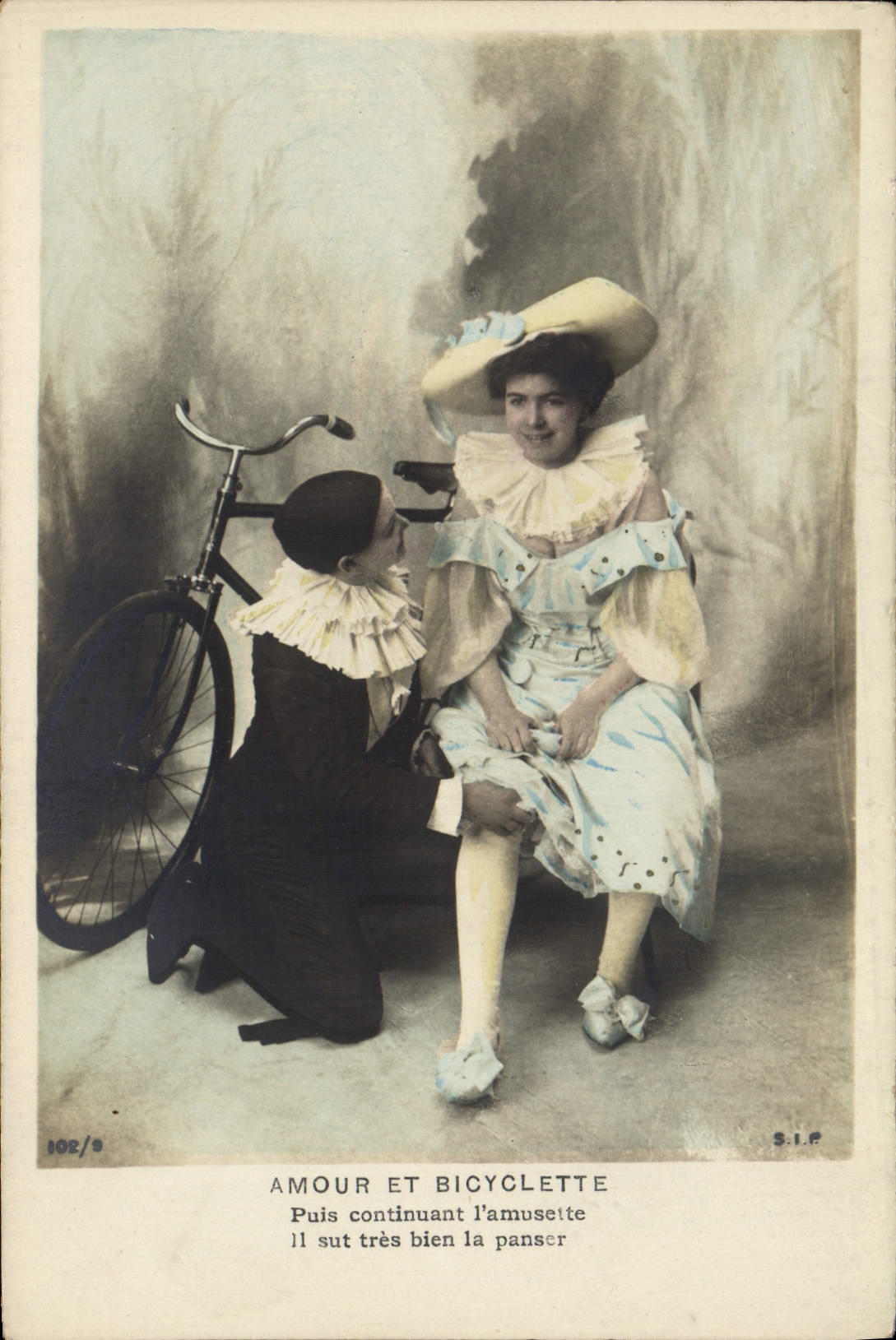 CPA Fantaisie Pierrot Amour et bicyclette Velo Cycle 