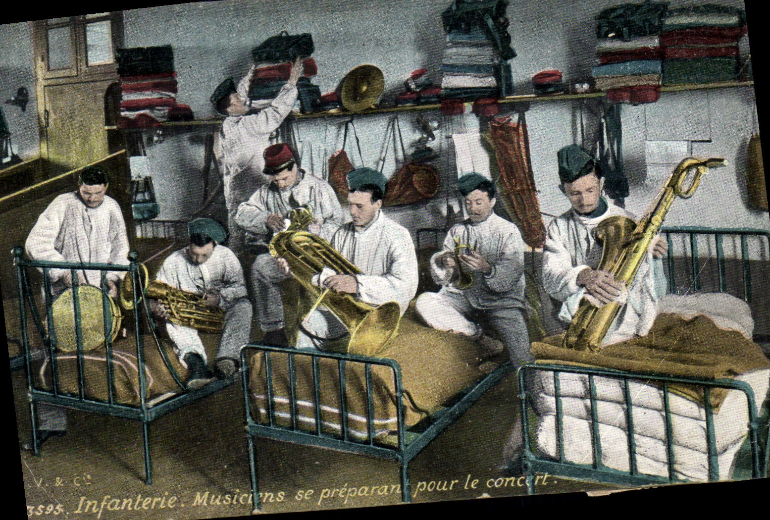CPA Militaria Infanterie Musiciens se preparant pour le concert Saxophone 