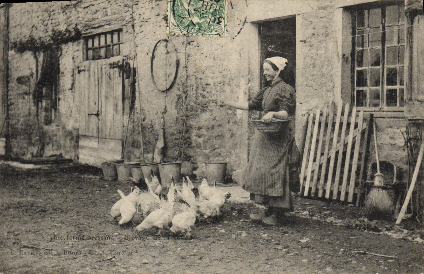 CPA Folklore Une ferme Bressane Elevage de volaille Poules 