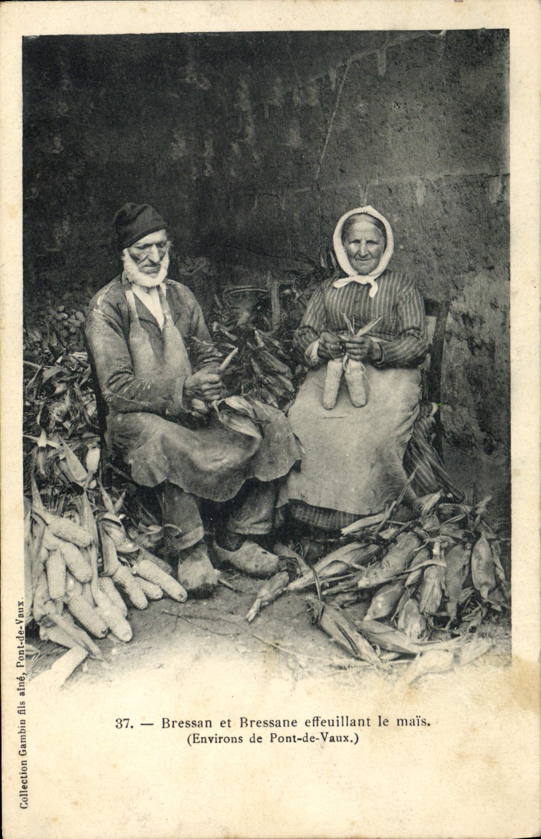 CPA Folklore Bressan et Bressane effeuillant le mais Environs de Pont de Veux 
