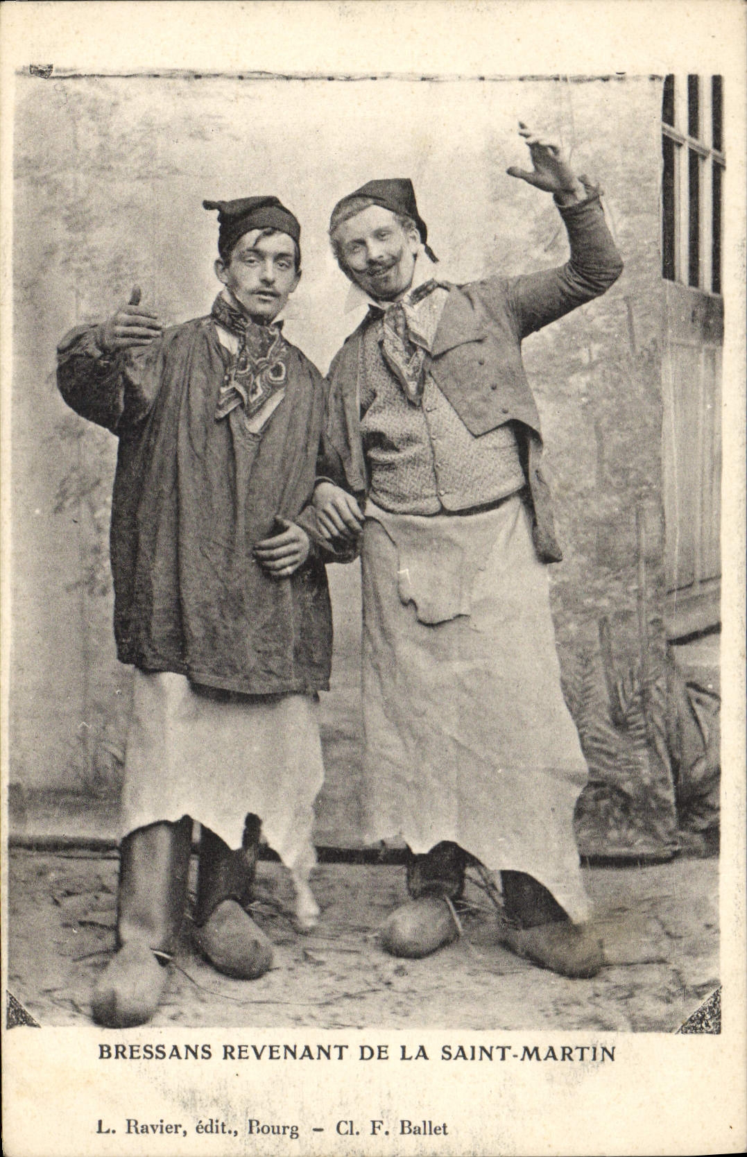 CPA Folklore Bressans revenant de la Saint Martin 