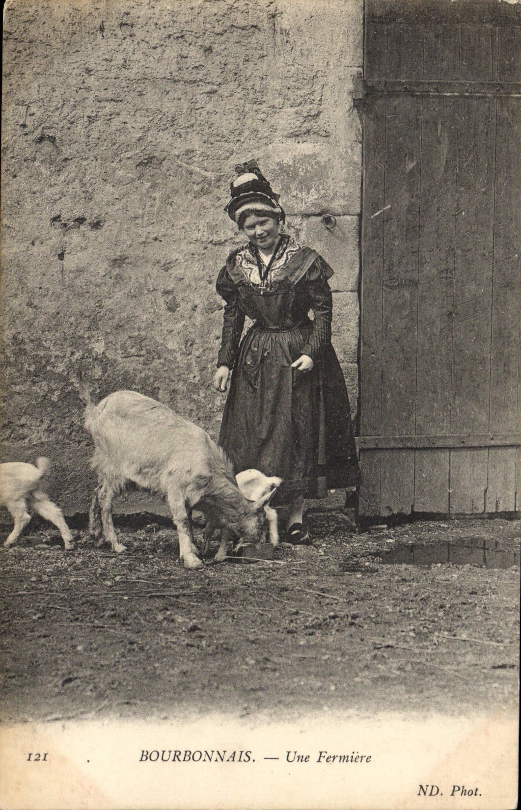 CPA Folklore Bourbonnais Une fermiere Chevre Chevreau 