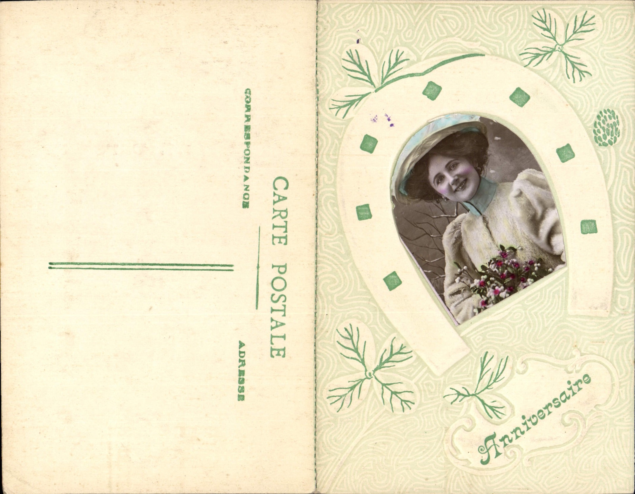 Femme souriante avec bouquet — Anniversaire — Carte postale