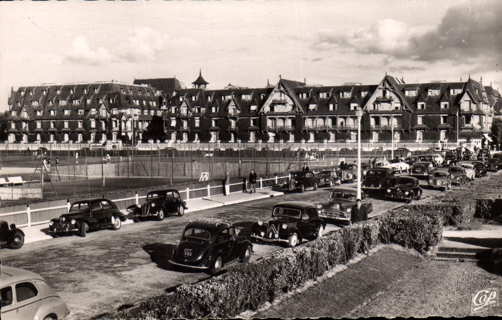 Deauville - La Plage Fleurie - Le Normandy-Hôtel (Théo Petit, arch.) et les Tennis
