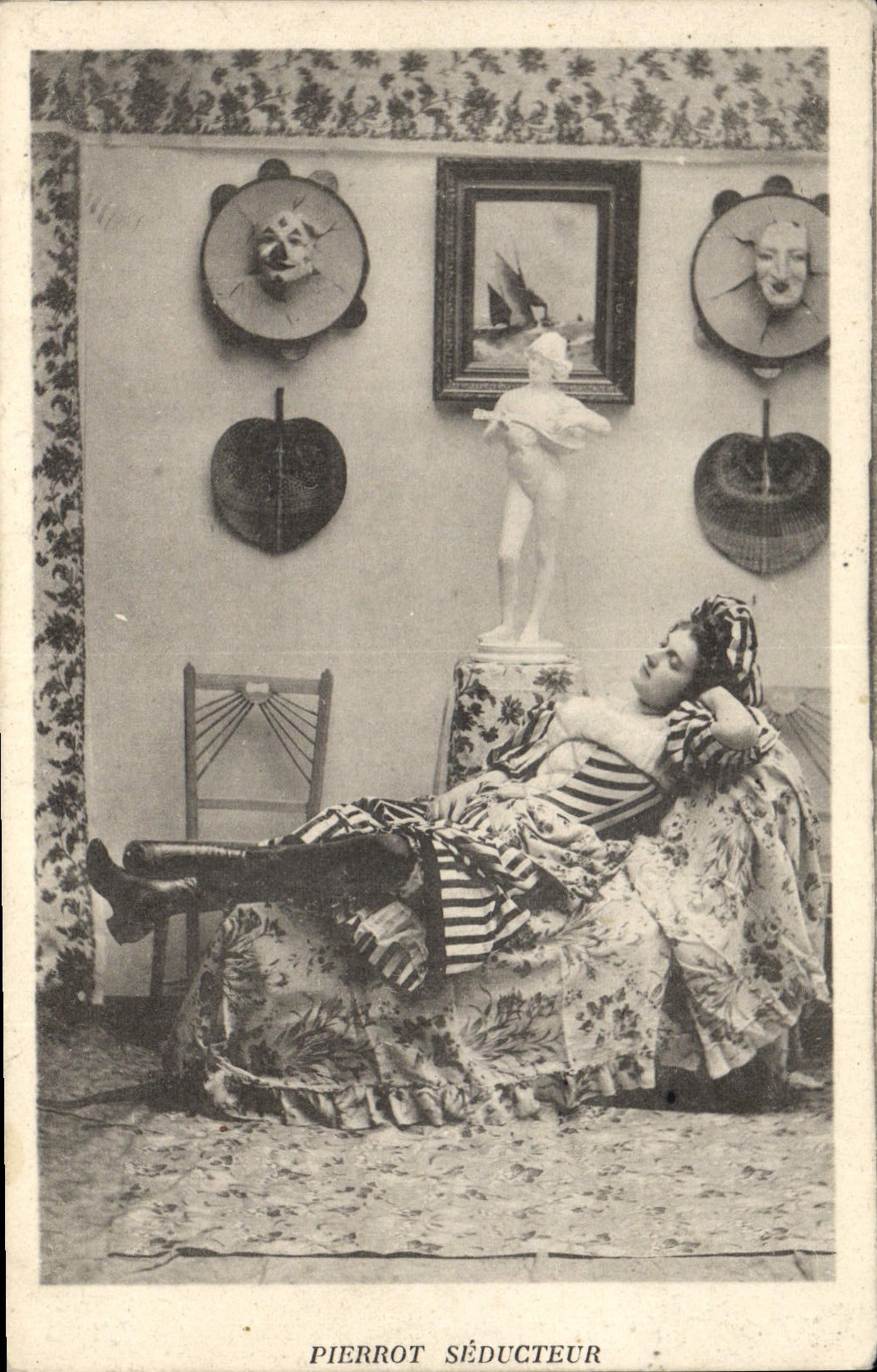 Pierrot séducteur — scène de théâtre — éditeur non visible