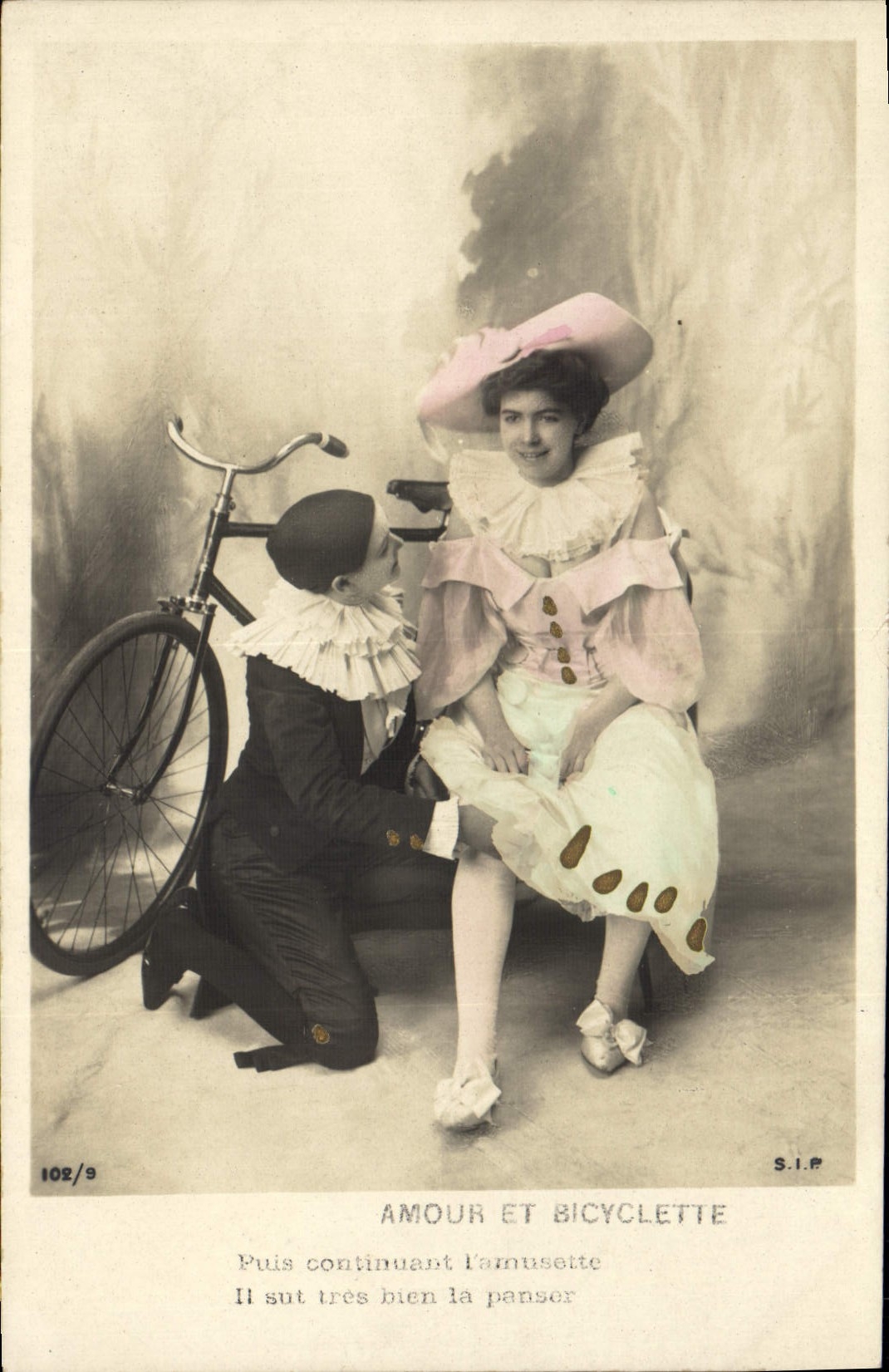 CPA Fantaisie Pierrot Pierrots Amour et bicyclette Velo Cycle 