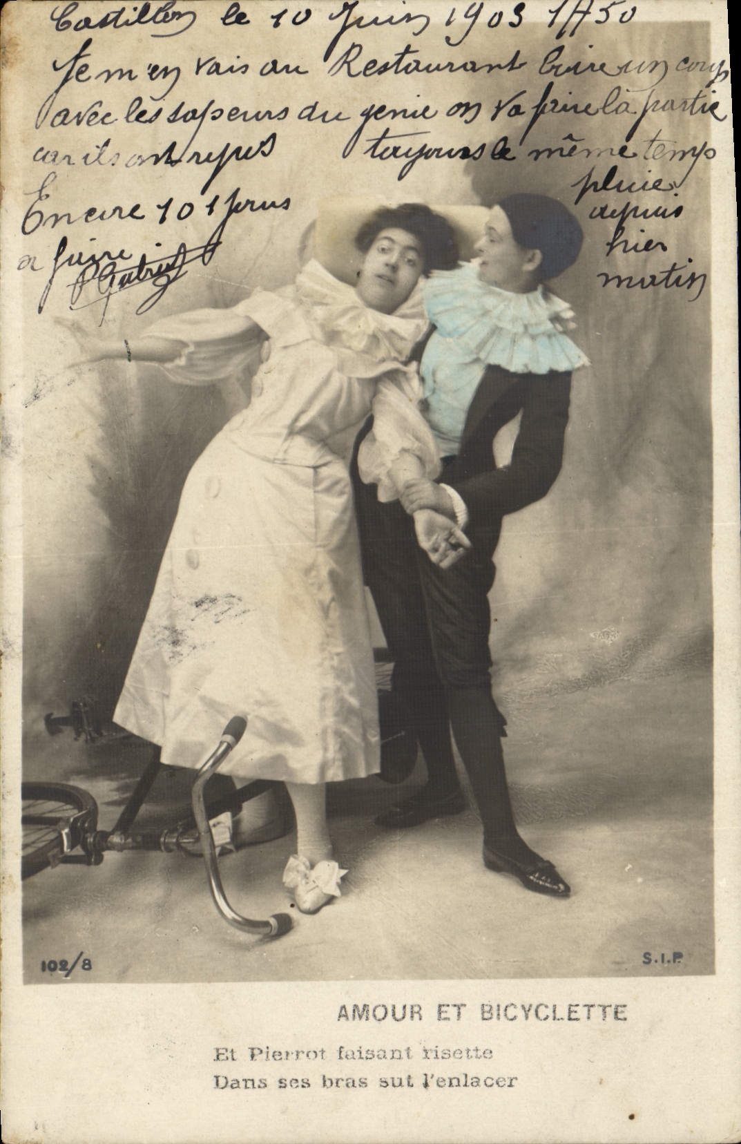CPA Fantaisie Pierrot Pierrots Amour et bicyclette Velo Cycle 