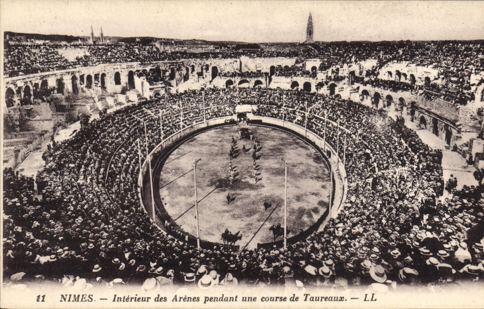 Nîmes — Intérieur des Arènes pendant une course de Taureaux — LL