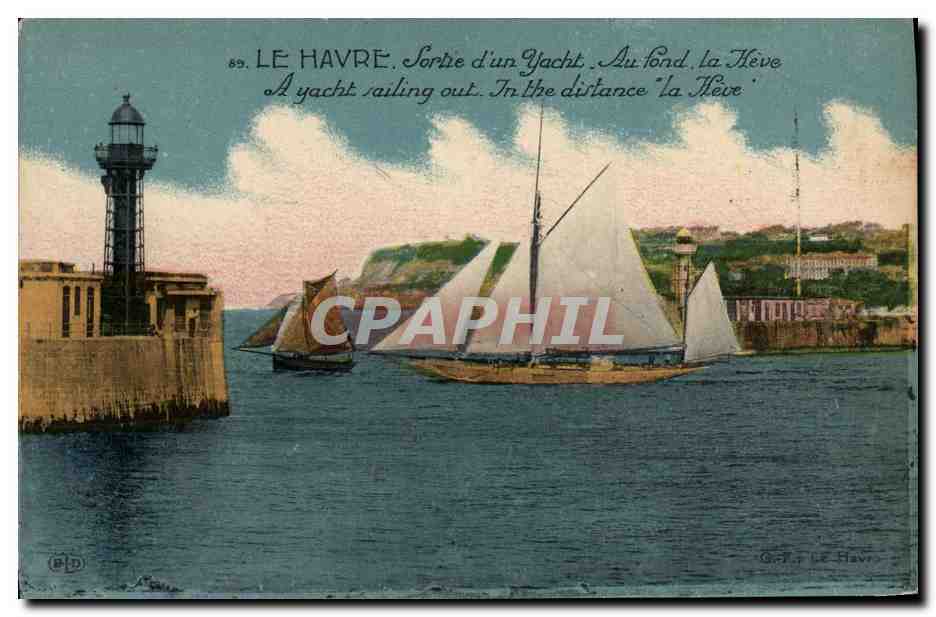CPA Phare Le Havre Sortie d'un yacht Au fond La Heve 