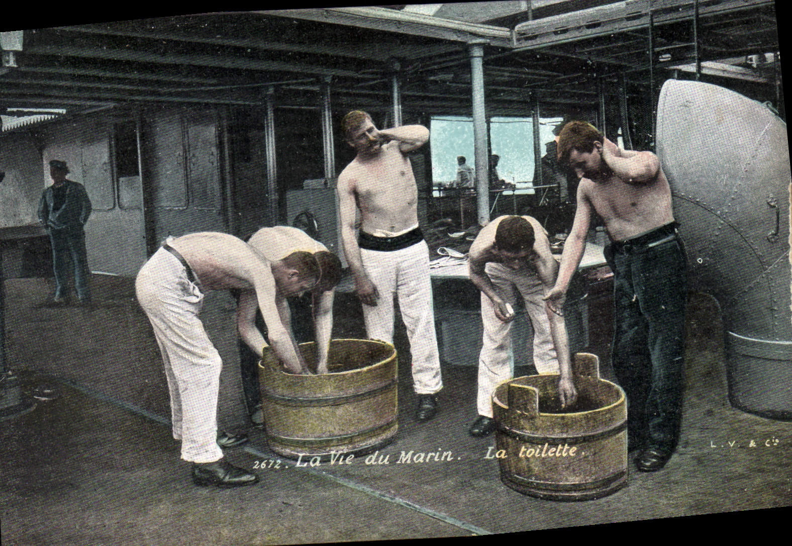 CPA Militaria La vie du marin La toilette 