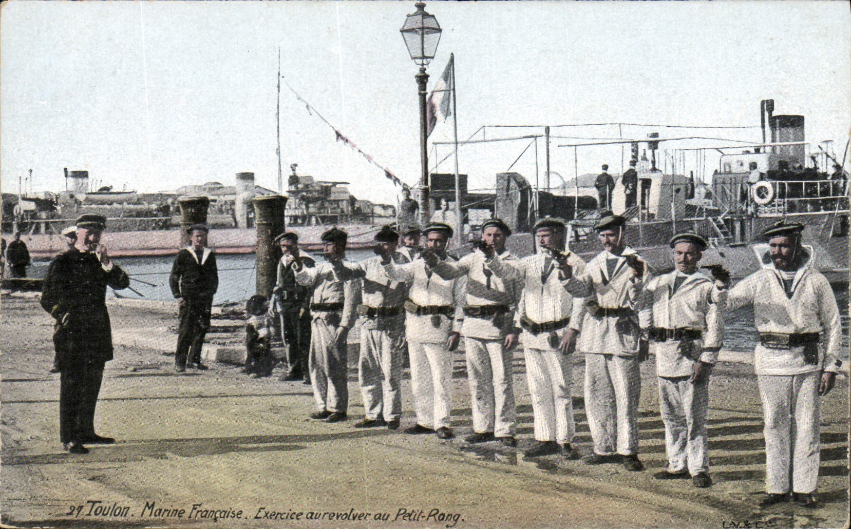 CPA Militaria La vie du marin Exercice au revolver au petit rang 